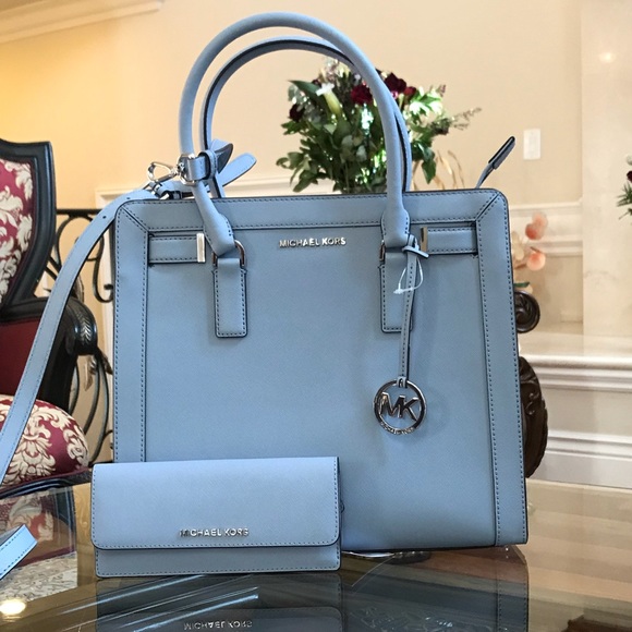 Michael Kors Handbags - Authentic Michael kors Dillon Large handbag&wallet